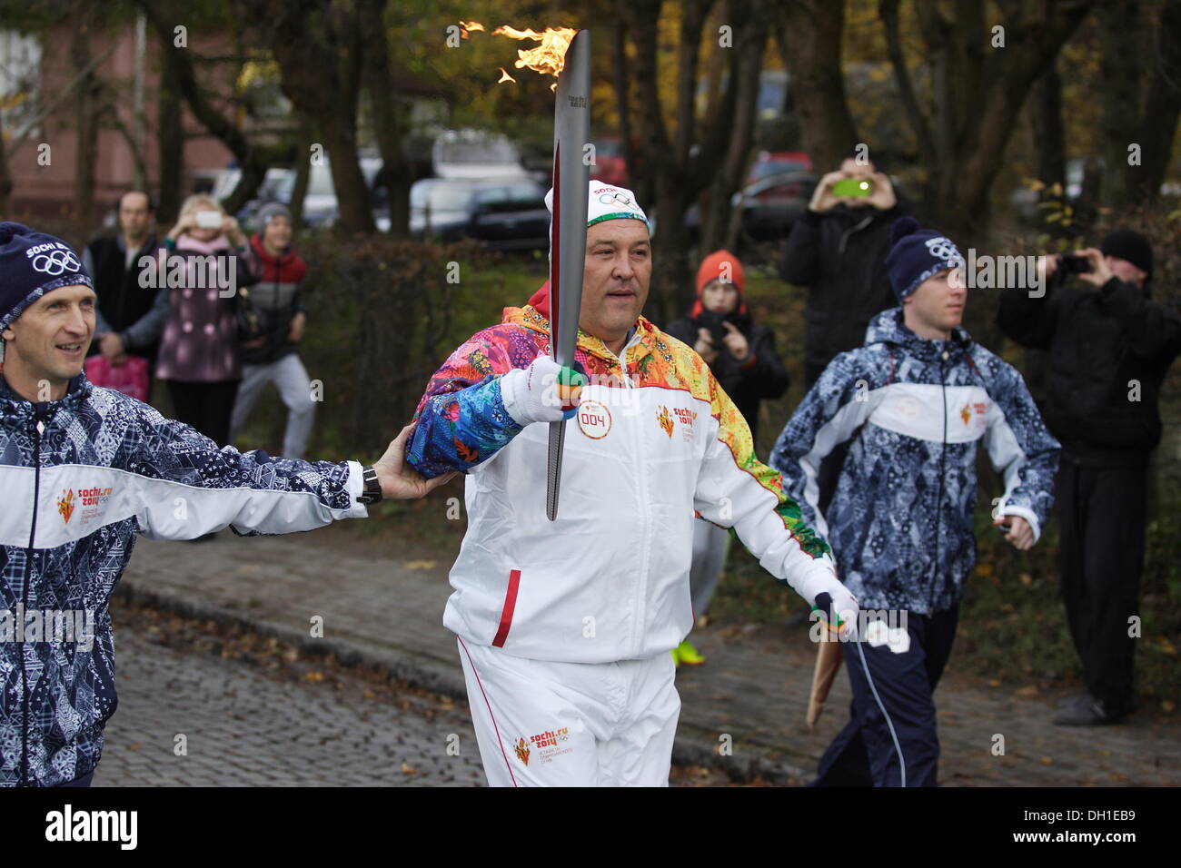 Souabe, la Russie 29, octobre 2013 La flamme olympique des Jeux d'hiver de Sotchi 2014 Olympique visites du Kliningrad Oblast. Les participants du relais a couru dans les rues de Minsk City à la côte de la mer Baltique. Credit : Michal Fludra/Alamy Live News Banque D'Images
