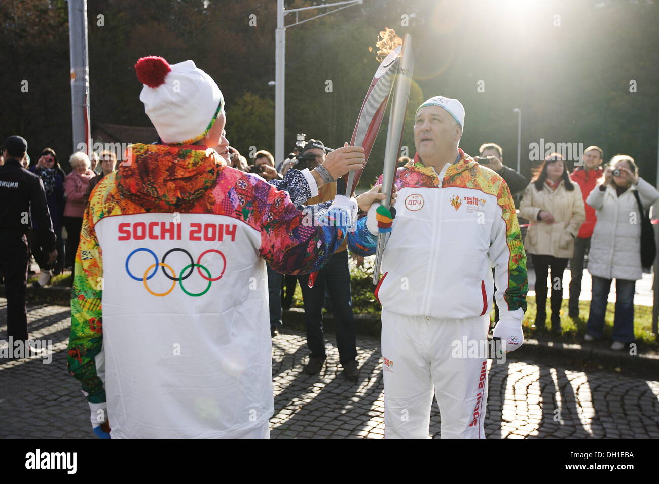 Souabe, la Russie 29, octobre 2013 La flamme olympique des Jeux d'hiver de Sotchi 2014 Olympique visites du Kliningrad Oblast. Les participants du relais a couru dans les rues de Minsk City à la côte de la mer Baltique. Credit : Michal Fludra/Alamy Live News Banque D'Images