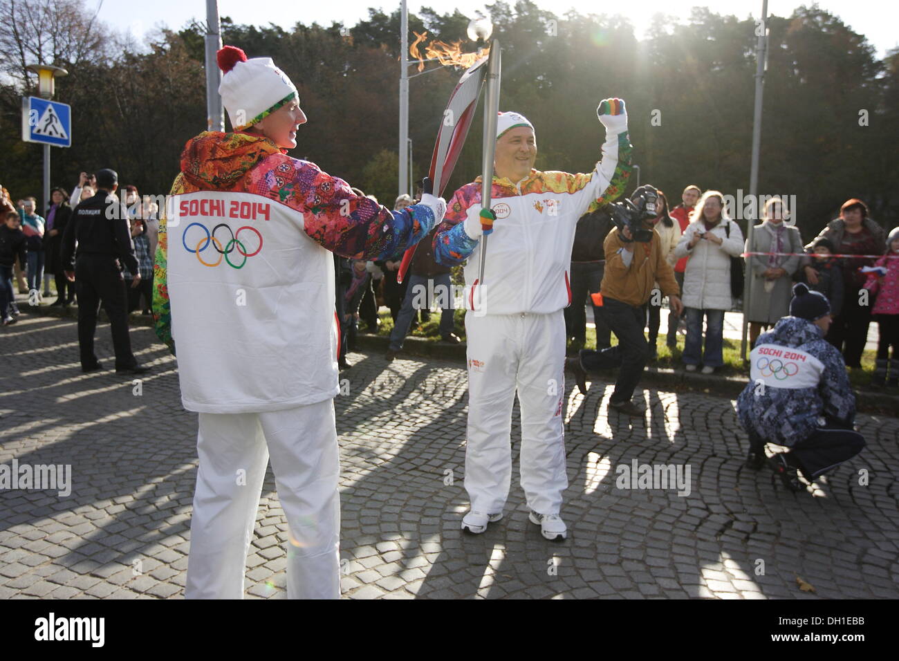 Souabe, la Russie 29, octobre 2013 La flamme olympique des Jeux d'hiver de Sotchi 2014 Olympique visites du Kliningrad Oblast. Les participants du relais a couru dans les rues de Minsk City à la côte de la mer Baltique. Credit : Michal Fludra/Alamy Live News Banque D'Images