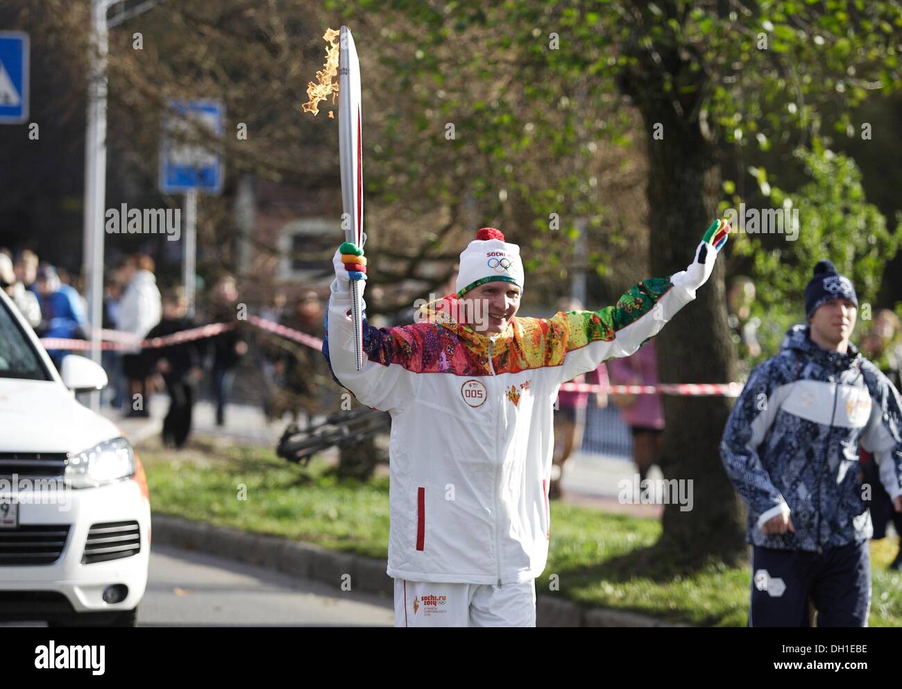 Souabe, la Russie 29, octobre 2013 La flamme olympique des Jeux d'hiver de Sotchi 2014 Olympique visites du Kliningrad Oblast. Les participants du relais a couru dans les rues de Minsk City à la côte de la mer Baltique. Credit : Michal Fludra/Alamy Live News Banque D'Images