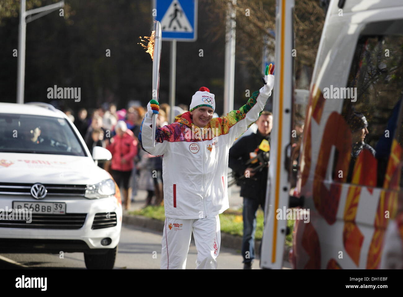 Souabe, la Russie 29, octobre 2013 La flamme olympique des Jeux d'hiver de Sotchi 2014 Olympique visites du Kliningrad Oblast. Les participants du relais a couru dans les rues de Minsk City à la côte de la mer Baltique. Credit : Michal Fludra/Alamy Live News Banque D'Images
