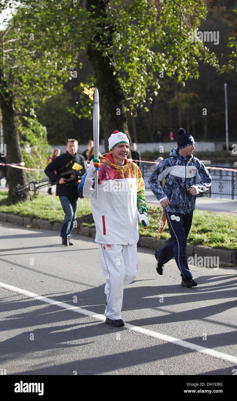 Souabe, la Russie 29, octobre 2013 La flamme olympique des Jeux d'hiver de Sotchi 2014 Olympique visites du Kliningrad Oblast. Les participants du relais a couru dans les rues de Minsk City à la côte de la mer Baltique. Credit : Michal Fludra/Alamy Live News Banque D'Images