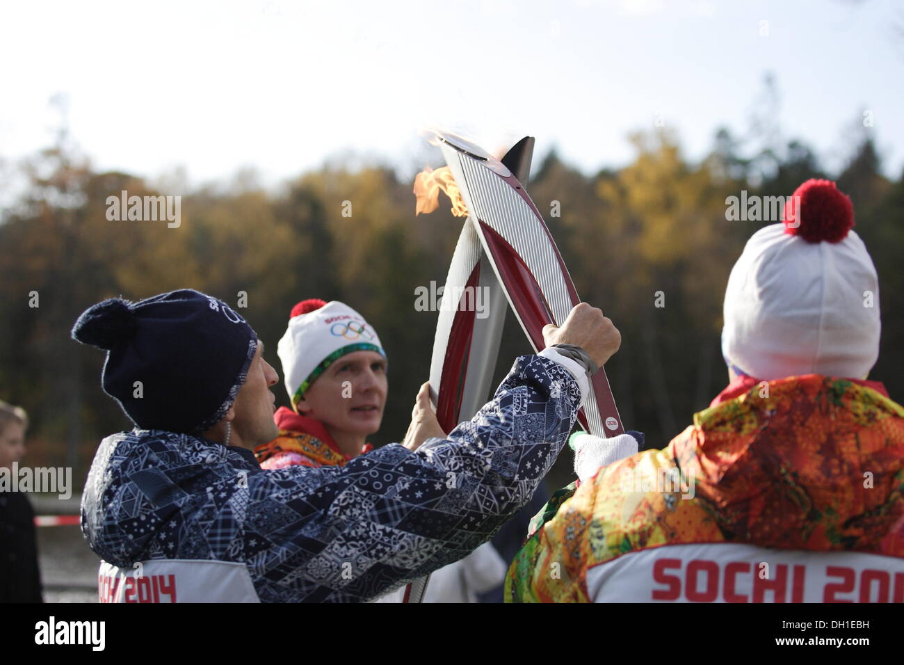 Souabe, la Russie 29, octobre 2013 La flamme olympique des Jeux d'hiver de Sotchi 2014 Olympique visites du Kliningrad Oblast. Les participants du relais a couru dans les rues de Minsk City à la côte de la mer Baltique. Credit : Michal Fludra/Alamy Live News Banque D'Images