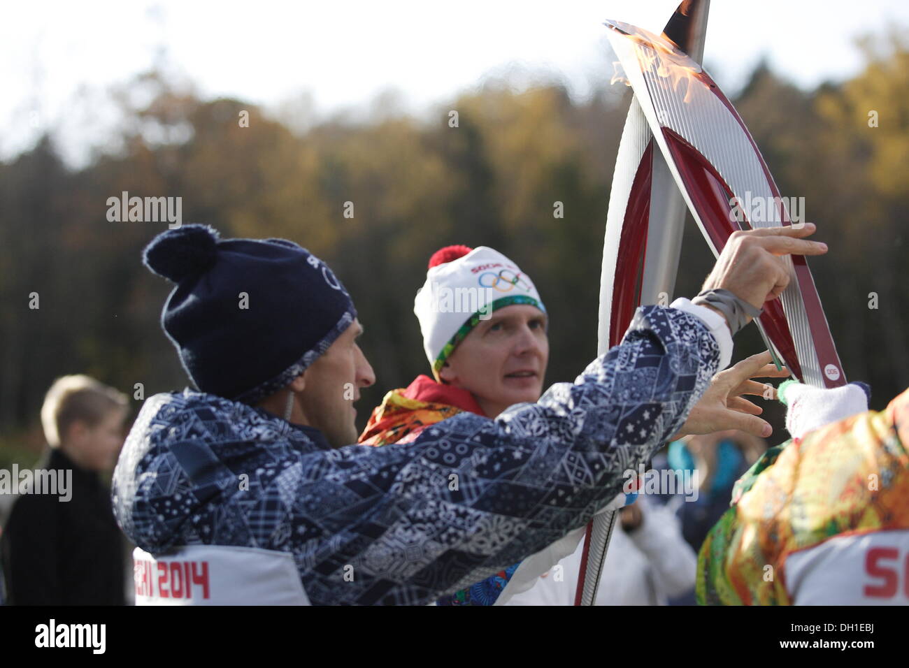 Souabe, la Russie 29, octobre 2013 La flamme olympique des Jeux d'hiver de Sotchi 2014 Olympique visites du Kliningrad Oblast. Les participants du relais a couru dans les rues de Minsk City à la côte de la mer Baltique. Credit : Michal Fludra/Alamy Live News Banque D'Images