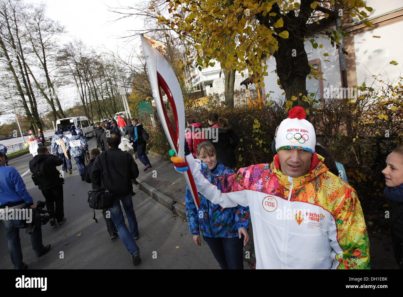 Souabe, la Russie 29, octobre 2013 La flamme olympique des Jeux d'hiver de Sotchi 2014 Olympique visites du Kliningrad Oblast. Les participants du relais a couru dans les rues de Minsk City à la côte de la mer Baltique. Credit : Michal Fludra/Alamy Live News Banque D'Images