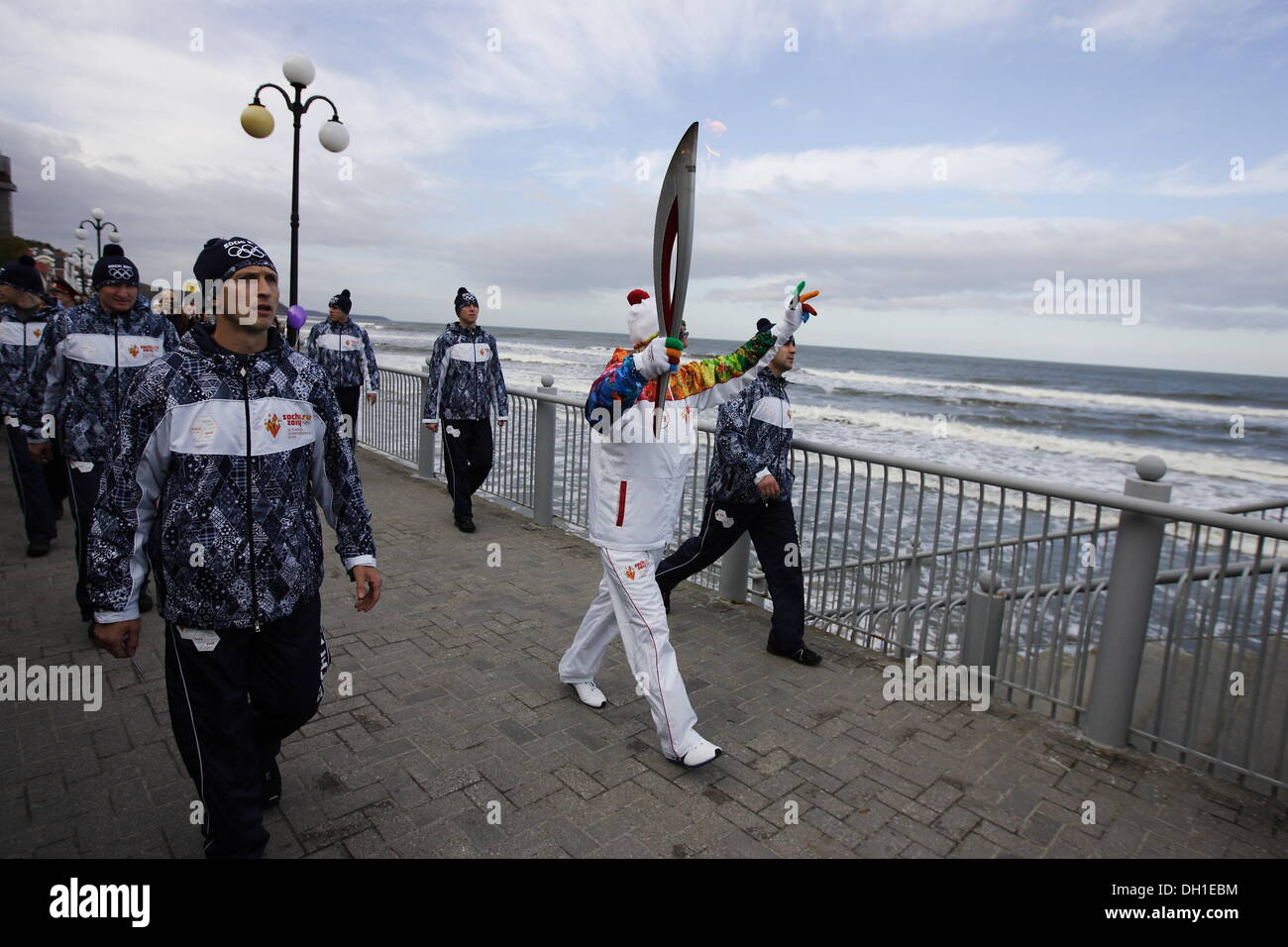 Souabe, la Russie 29, octobre 2013 La flamme olympique des Jeux d'hiver de Sotchi 2014 Olympique visites du Kliningrad Oblast. Les participants du relais a couru dans les rues de Minsk City à la côte de la mer Baltique. Credit : Michal Fludra/Alamy Live News Banque D'Images