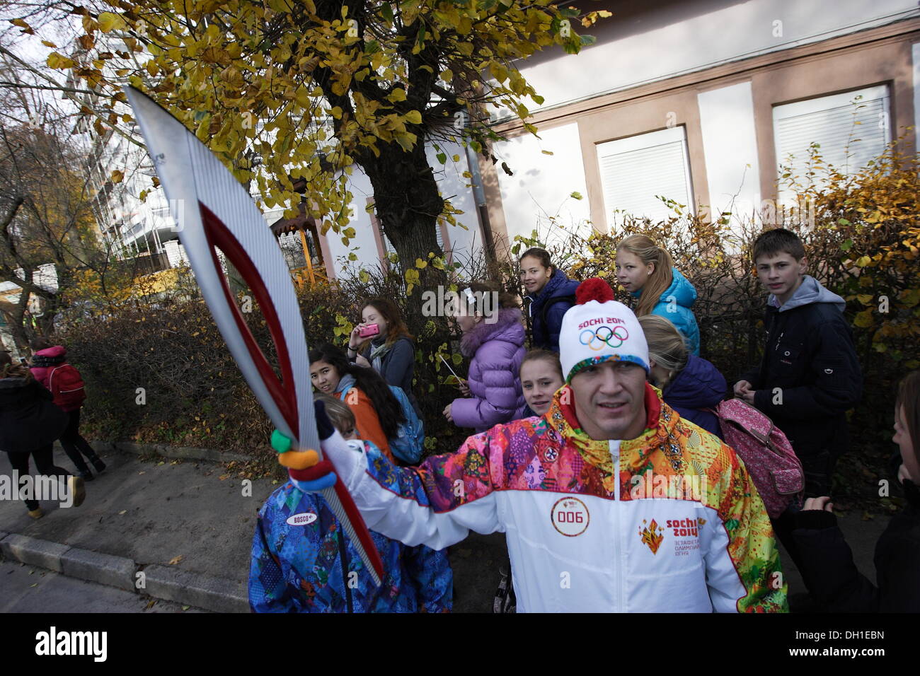 Souabe, la Russie 29, octobre 2013 La flamme olympique des Jeux d'hiver de Sotchi 2014 Olympique visites du Kliningrad Oblast. Les participants du relais a couru dans les rues de Minsk City à la côte de la mer Baltique. Credit : Michal Fludra/Alamy Live News Banque D'Images