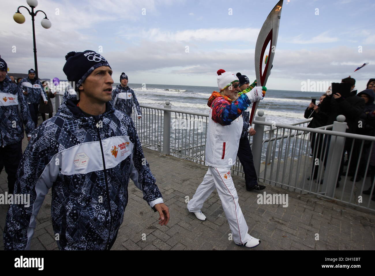 Souabe, la Russie 29, octobre 2013 La flamme olympique des Jeux d'hiver de Sotchi 2014 Olympique visites du Kliningrad Oblast. Les participants du relais a couru dans les rues de Minsk City à la côte de la mer Baltique. Credit : Michal Fludra/Alamy Live News Banque D'Images