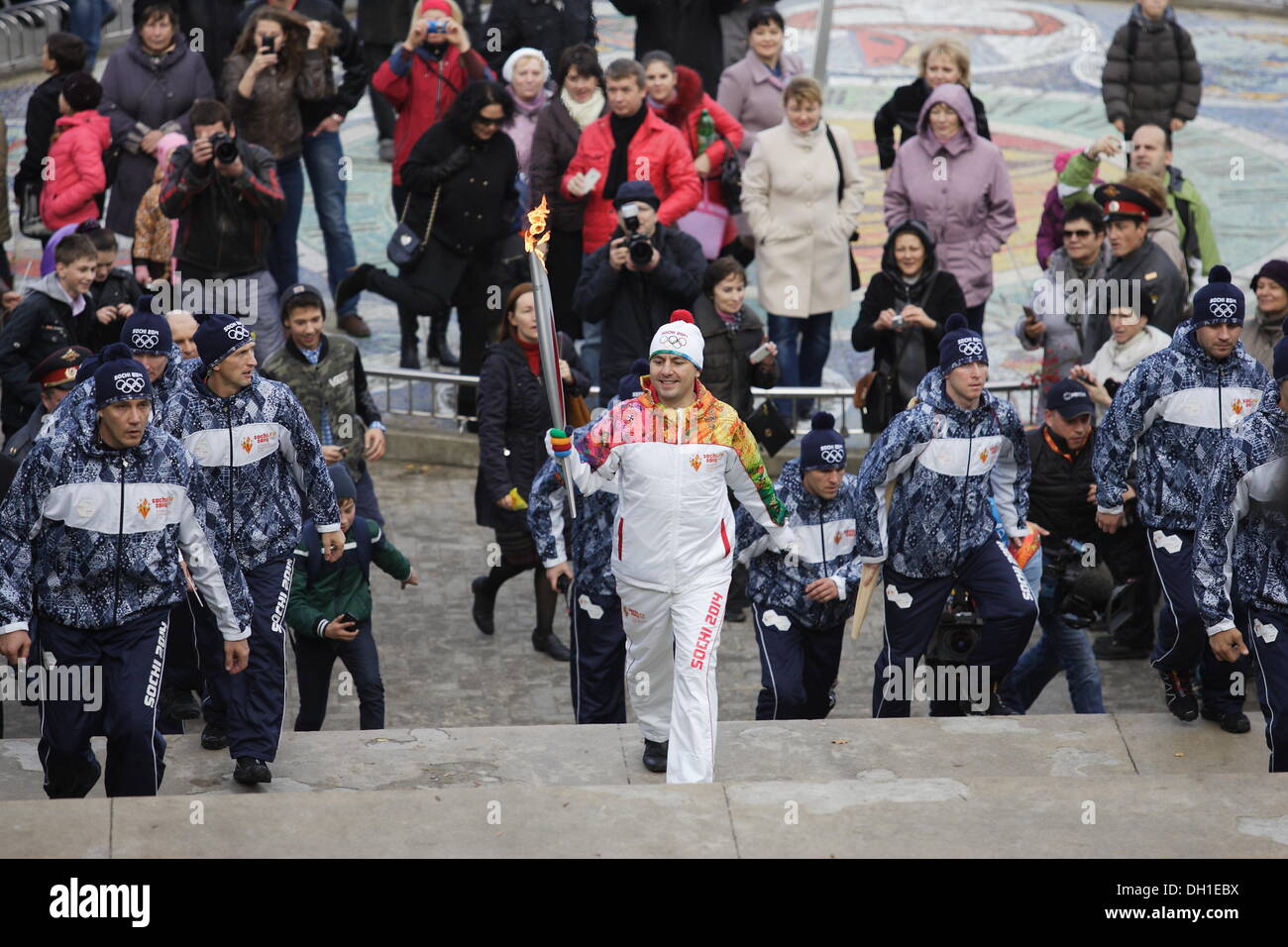Souabe, la Russie 29, octobre 2013 La flamme olympique des Jeux d'hiver de Sotchi 2014 Olympique visites du Kliningrad Oblast. Les participants du relais a couru dans les rues de Minsk City à la côte de la mer Baltique. Credit : Michal Fludra/Alamy Live News Banque D'Images