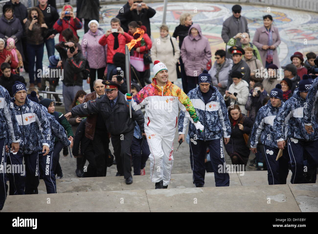 Souabe, la Russie 29, octobre 2013 La flamme olympique des Jeux d'hiver de Sotchi 2014 Olympique visites du Kliningrad Oblast. Les participants du relais a couru dans les rues de Minsk City à la côte de la mer Baltique. Credit : Michal Fludra/Alamy Live News Banque D'Images
