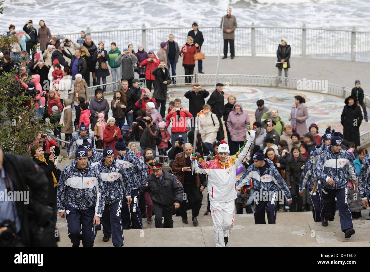 Souabe, la Russie 29, octobre 2013 La flamme olympique des Jeux d'hiver de Sotchi 2014 Olympique visites du Kliningrad Oblast. Les participants du relais a couru dans les rues de Minsk City à la côte de la mer Baltique. Credit : Michal Fludra/Alamy Live News Banque D'Images