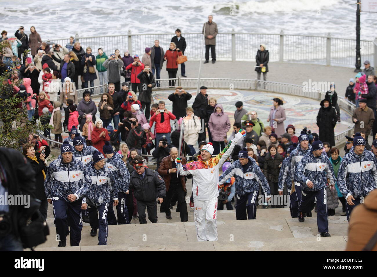 Souabe, la Russie 29, octobre 2013 La flamme olympique des Jeux d'hiver de Sotchi 2014 Olympique visites du Kliningrad Oblast. Les participants du relais a couru dans les rues de Minsk City à la côte de la mer Baltique. Credit : Michal Fludra/Alamy Live News Banque D'Images