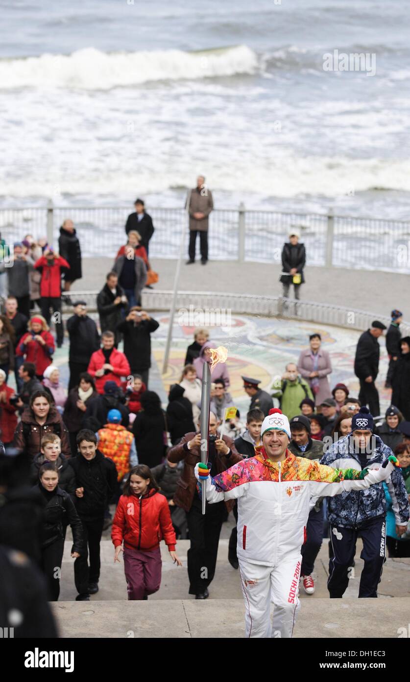 Souabe, la Russie 29, octobre 2013 La flamme olympique des Jeux d'hiver de Sotchi 2014 Olympique visites du Kliningrad Oblast. Les participants du relais a couru dans les rues de Minsk City à la côte de la mer Baltique. Credit : Michal Fludra/Alamy Live News Banque D'Images