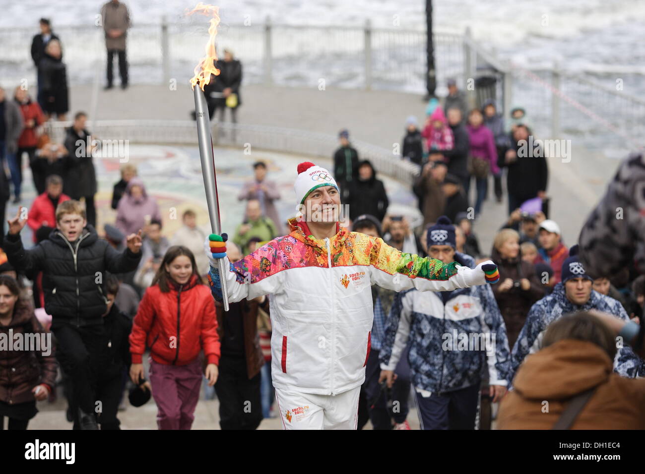 Souabe, la Russie 29, octobre 2013 La flamme olympique des Jeux d'hiver de Sotchi 2014 Olympique visites du Kliningrad Oblast. Les participants du relais a couru dans les rues de Minsk City à la côte de la mer Baltique. Credit : Michal Fludra/Alamy Live News Banque D'Images