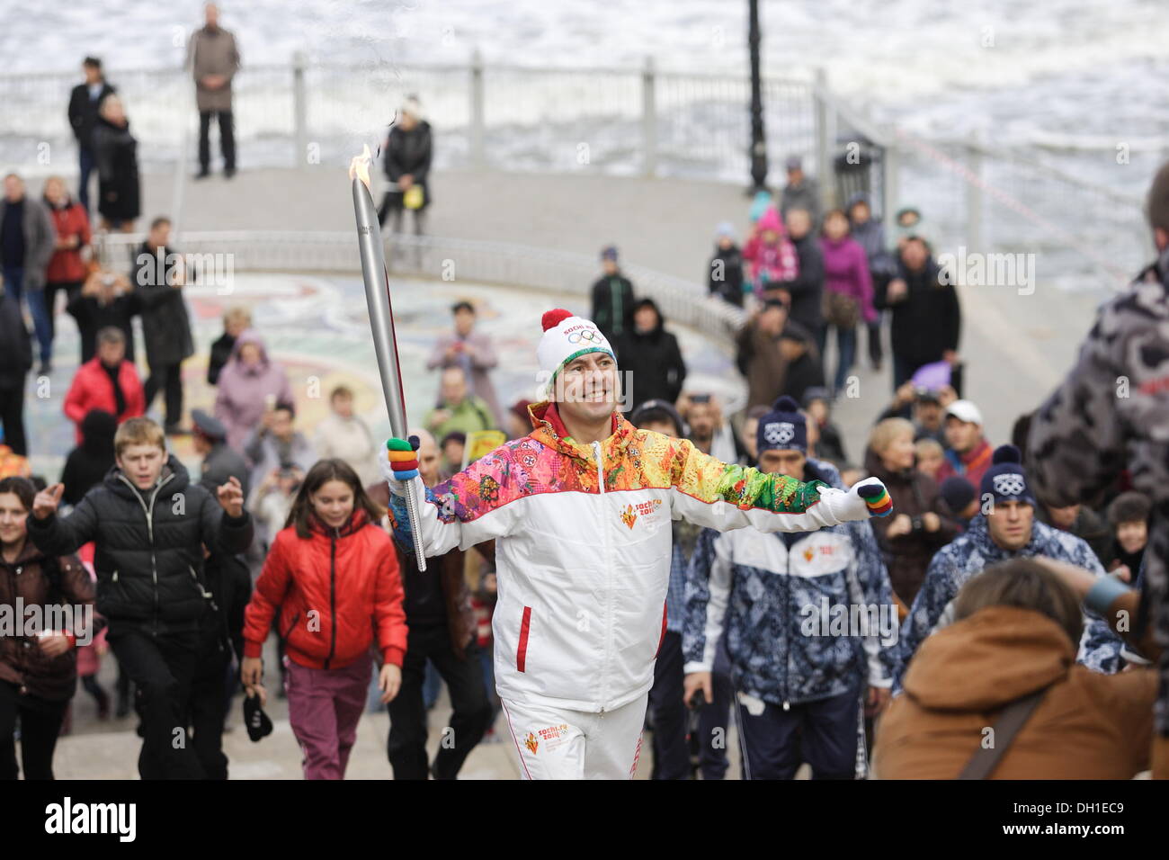 Souabe, la Russie 29, octobre 2013 La flamme olympique des Jeux d'hiver de Sotchi 2014 Olympique visites du Kliningrad Oblast. Les participants du relais a couru dans les rues de Minsk City à la côte de la mer Baltique. Credit : Michal Fludra/Alamy Live News Banque D'Images