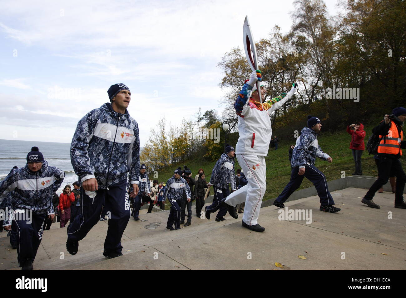 Souabe, la Russie 29, octobre 2013 La flamme olympique des Jeux d'hiver de Sotchi 2014 Olympique visites du Kliningrad Oblast. Les participants du relais a couru dans les rues de Minsk City à la côte de la mer Baltique. Credit : Michal Fludra/Alamy Live News Banque D'Images