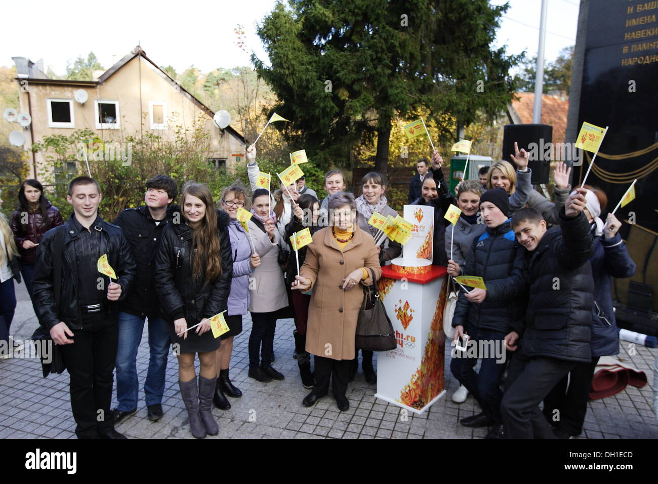 Souabe, la Russie 29, octobre 2013 La flamme olympique des Jeux d'hiver de Sotchi 2014 Olympique visites du Kliningrad Oblast. Les participants du relais a couru dans les rues de Minsk City à la côte de la mer Baltique. Credit : Michal Fludra/Alamy Live News Banque D'Images