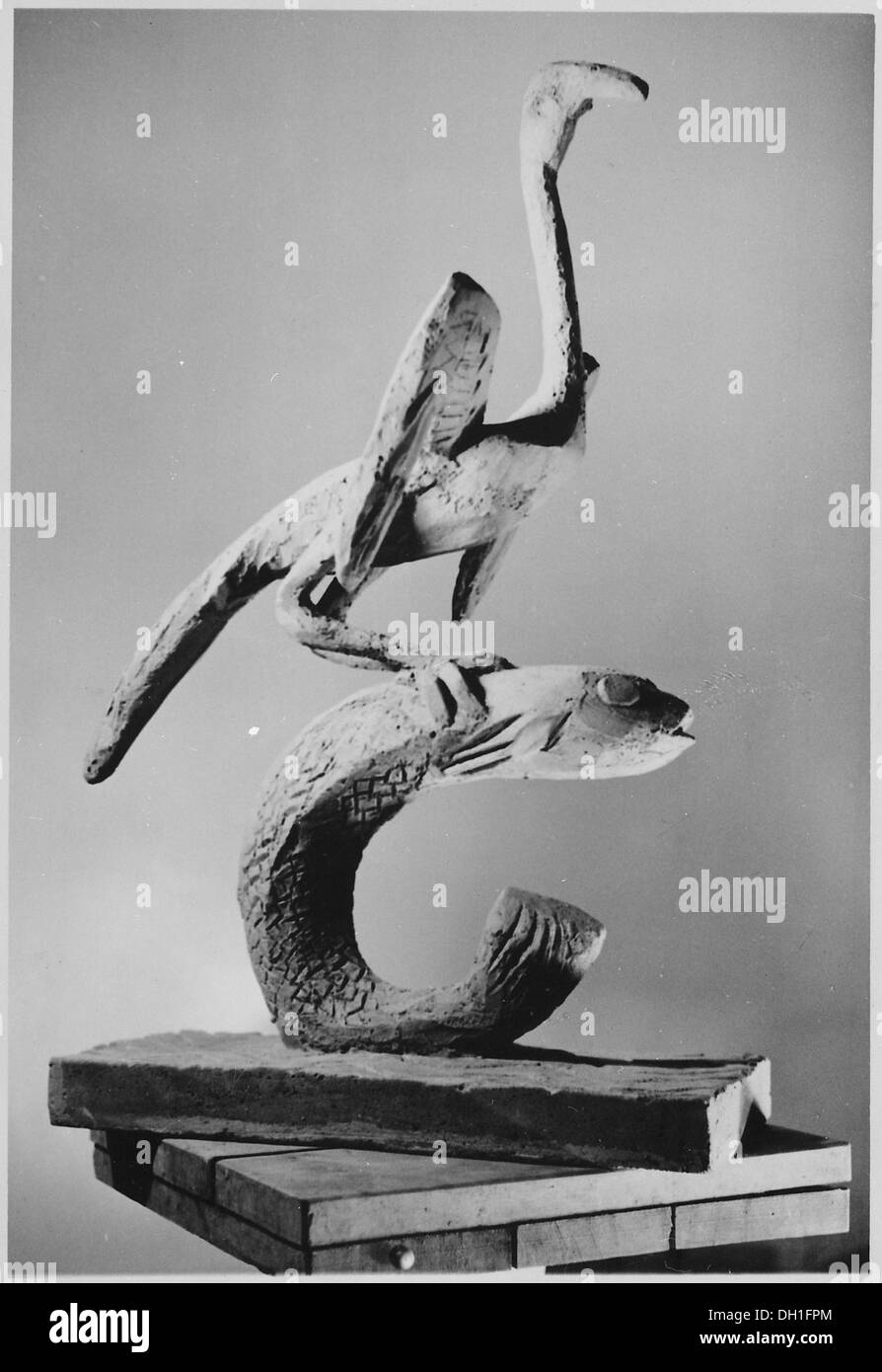 Un cormoran est vu avec un poisson dans son bec, démontrant son comportement de chasse et d'alimentation dans un cadre naturel. Banque D'Images