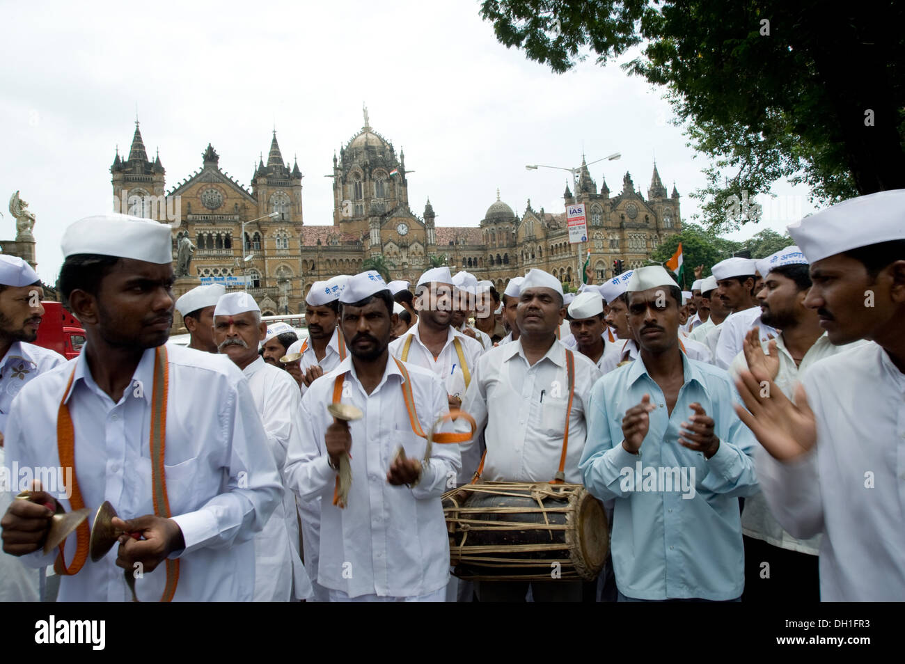 Les hommes jouant des cymbales Anna Hazare protester contre l'agitation à VT maintenant mumbai Maharashtra Inde Asie CST Banque D'Images