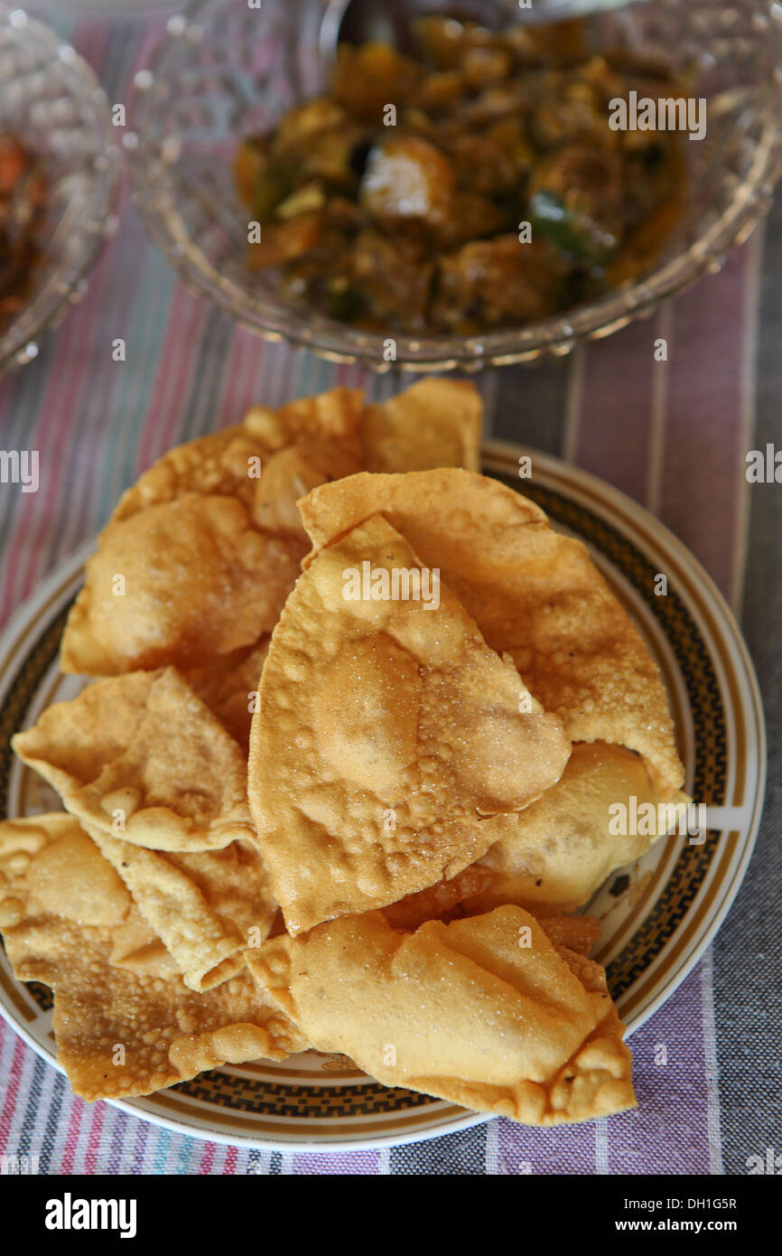 Curry de riz traditionnelle du Sri Lanka avec poppadoms frais Banque D'Images