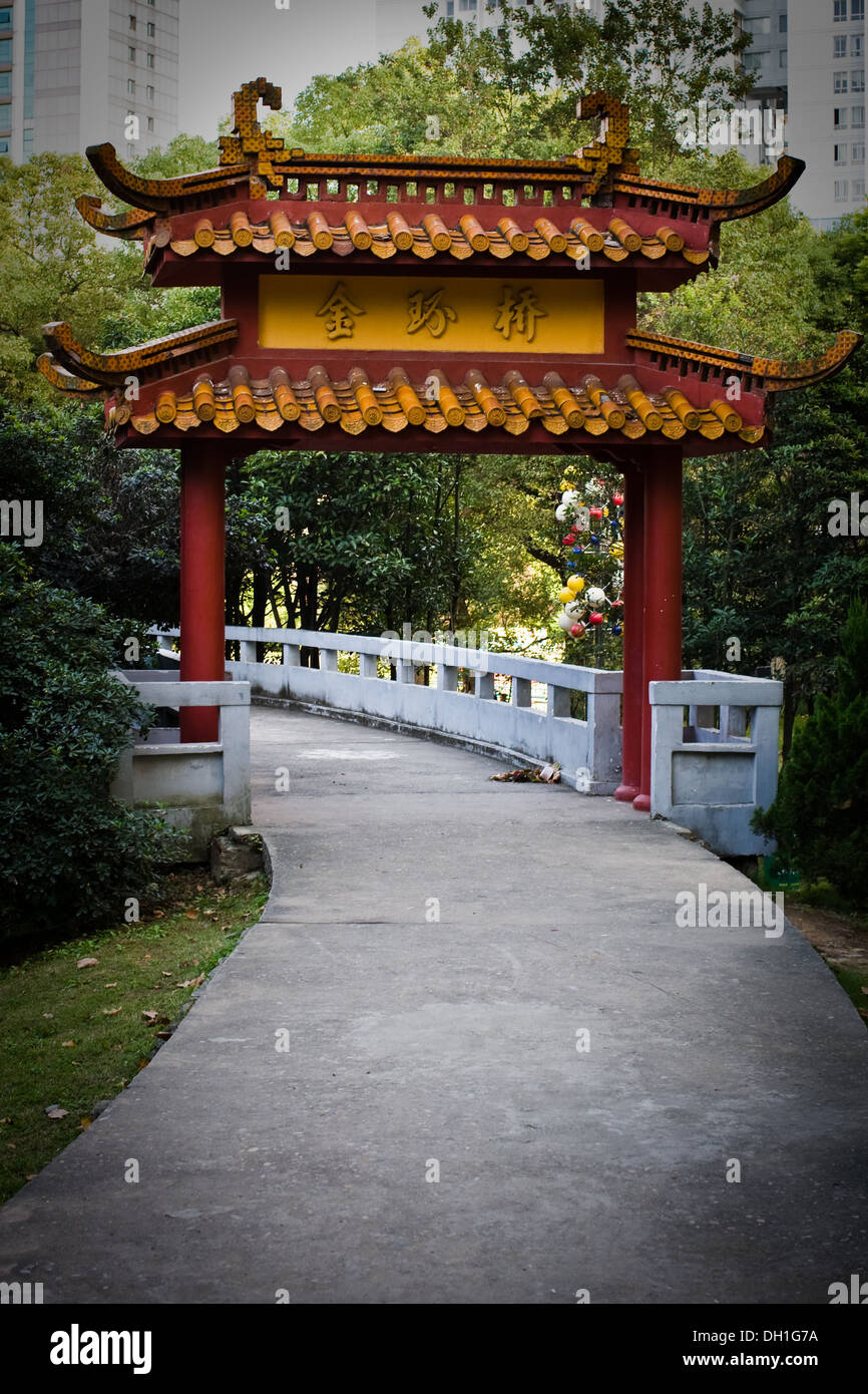 Porte en chinois traditionnel entouré de parc dans une ville chinoise Banque D'Images