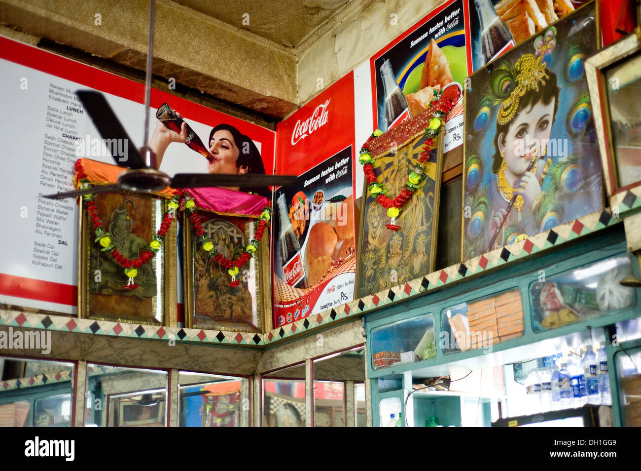 Des cadres d'affiches de Dieu dans le restaurant , mumbai Maharashtra Inde Asie Banque D'Images
