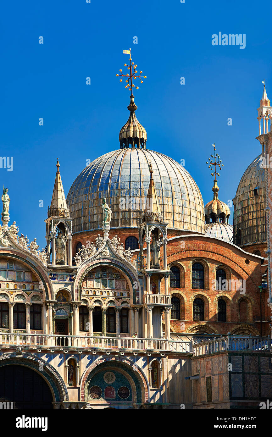 Façade à l'architecture gothique et romane les dômes de la Basilique St Marc, Venise Banque D'Images