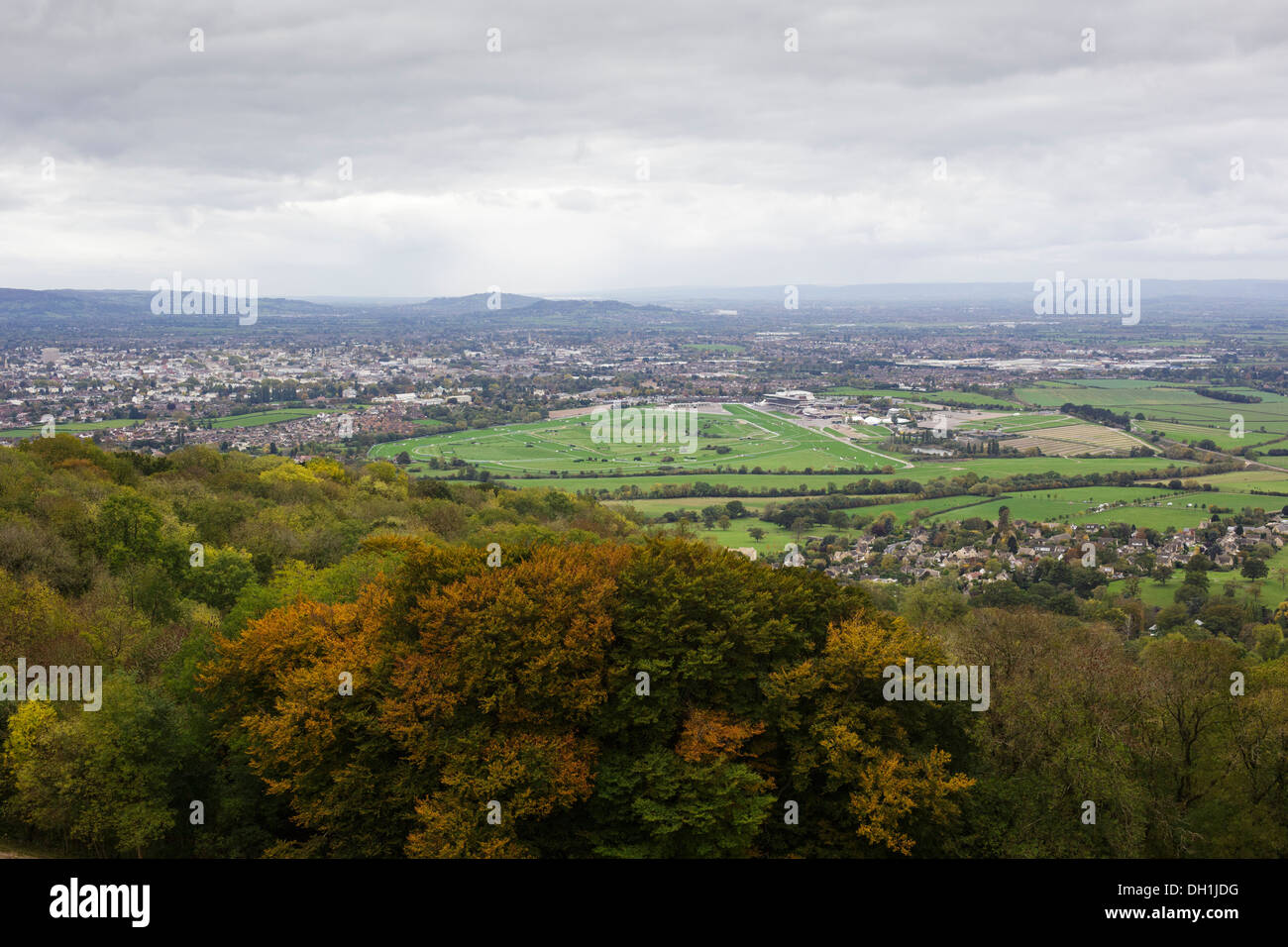 L'hippodrome de Cheltenham vue de Cleeve Hill dans le Gloucestershire, Royaume-Uni. Banque D'Images