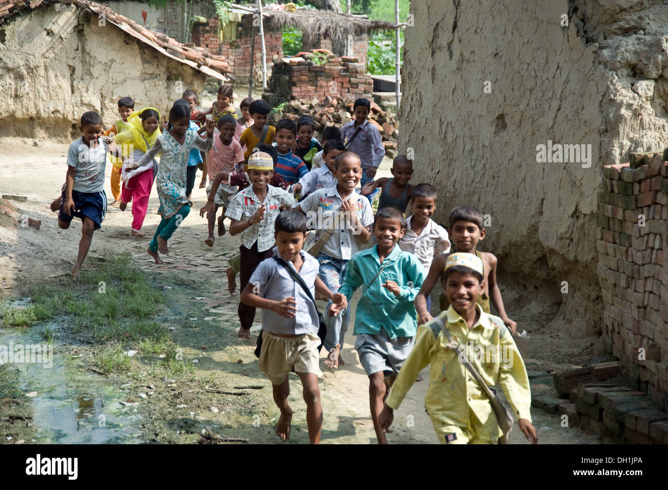 Enfants heureux après l'école vers l'accueil de l'Uttar Pradesh Inde Asie Banque D'Images