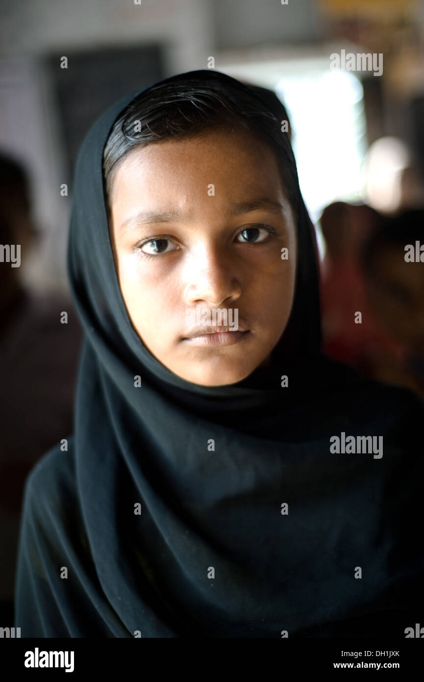 Fille musulmane à l'école rurale , varanasi , uttar pradesh , Inde , Asie Banque D'Images