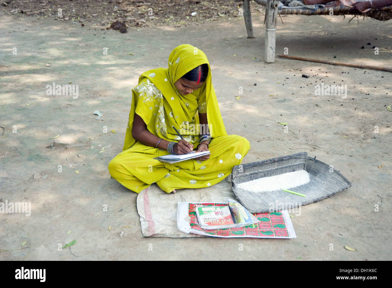 Village indien de l'Uttar Pradesh Inde femme écrit en Asie Banque D'Images