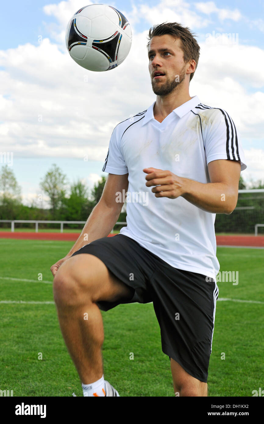 Joueur de foot ballon qui rebondit sur le genou, Munich, Bavière, Allemagne Banque D'Images