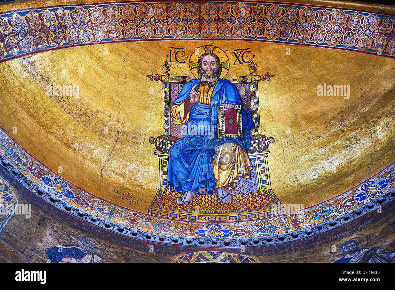 Sur l'abside sur chant bol-vault de Jésus le Christ Pantocrator, Seigneur, la Basilique de San Marco, Venise Banque D'Images