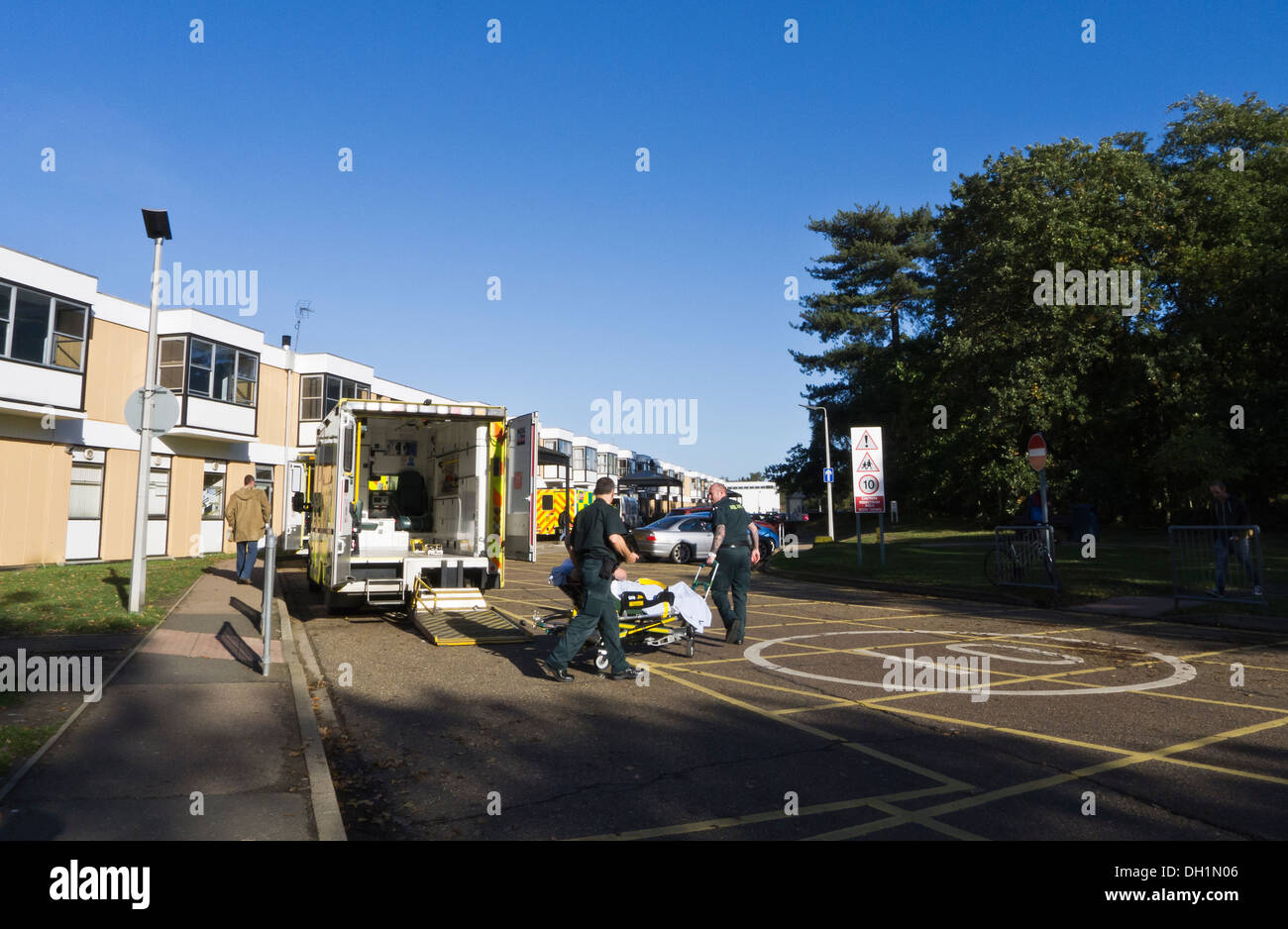 Équipe d'ambulanciers transférer un patient de l'arrière d'une ambulance à l'Hôpital Queen Elizabeth, King's Lynn, Norfolk, Angleterre Banque D'Images