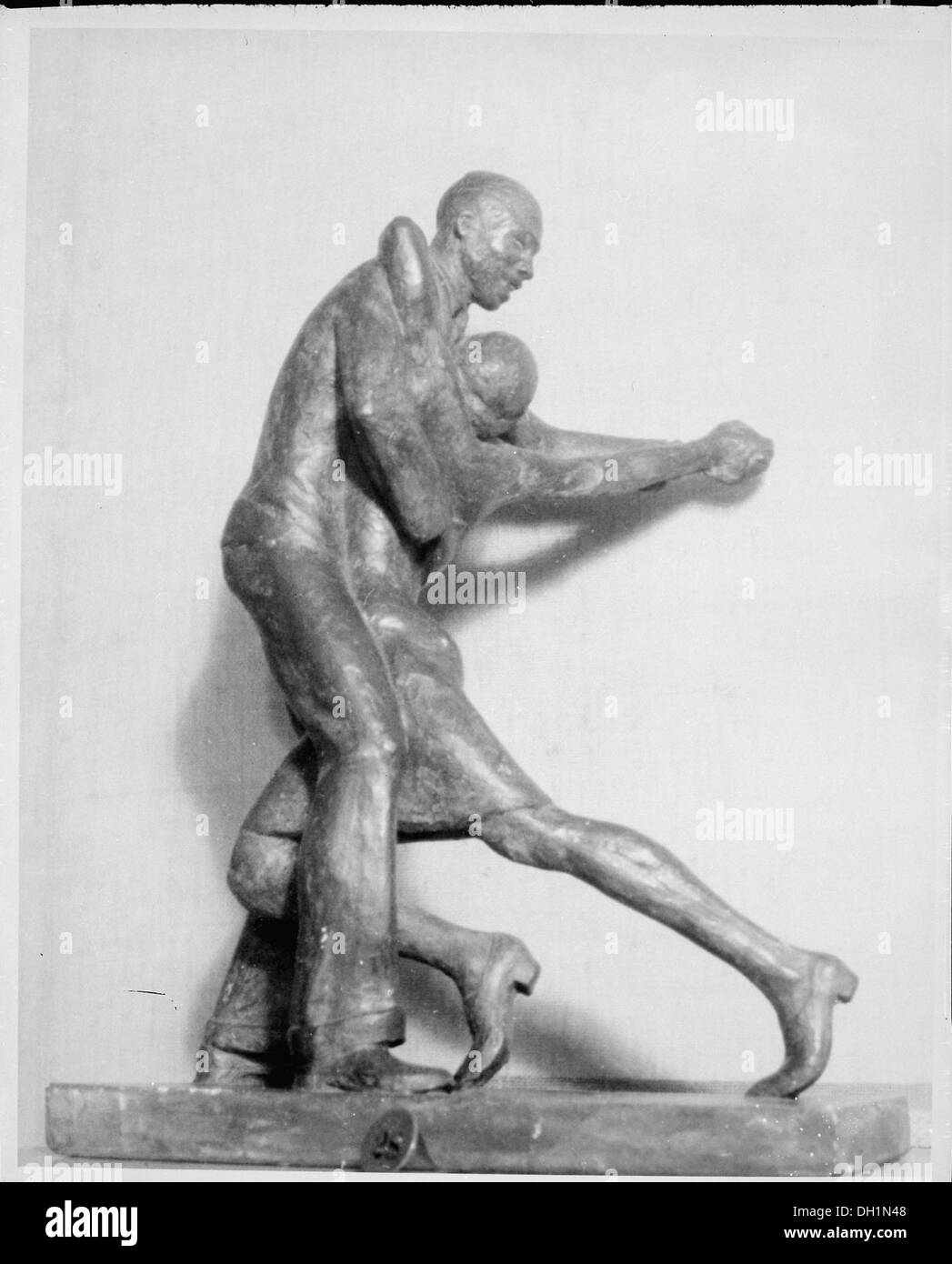 Les coupe-tapis sont vus au travail, démontrant leur savoir-faire dans la création de tapis tissés. L'image met en évidence le processus détaillé de découpe et de façonnage des matériaux pour créer des tapis de haute qualité fabriqués à la main. Banque D'Images