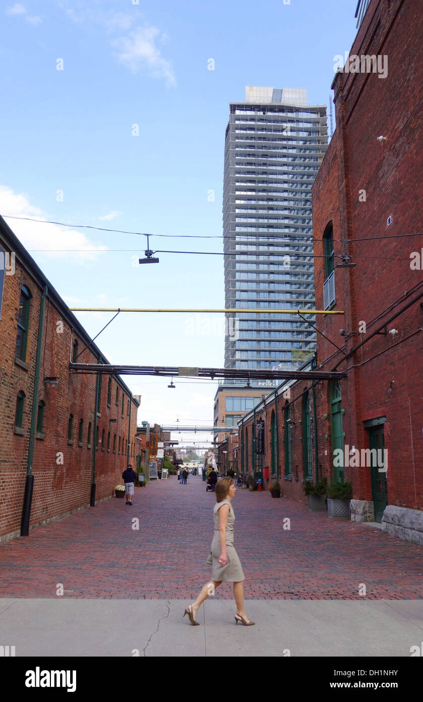 Femme de traverser une rue dans le quartier de la Distillerie à Toronto, Canada Banque D'Images