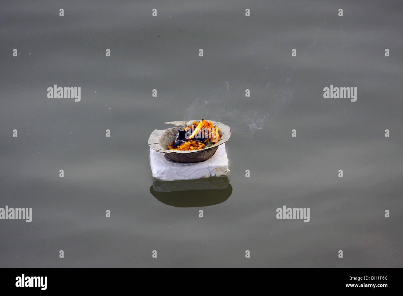 Petite lampe à huile flottante diya et fleurs offerts à la Déesse Ganga en Gange à Varanasi dans l'Uttar Pradesh en Inde Banque D'Images