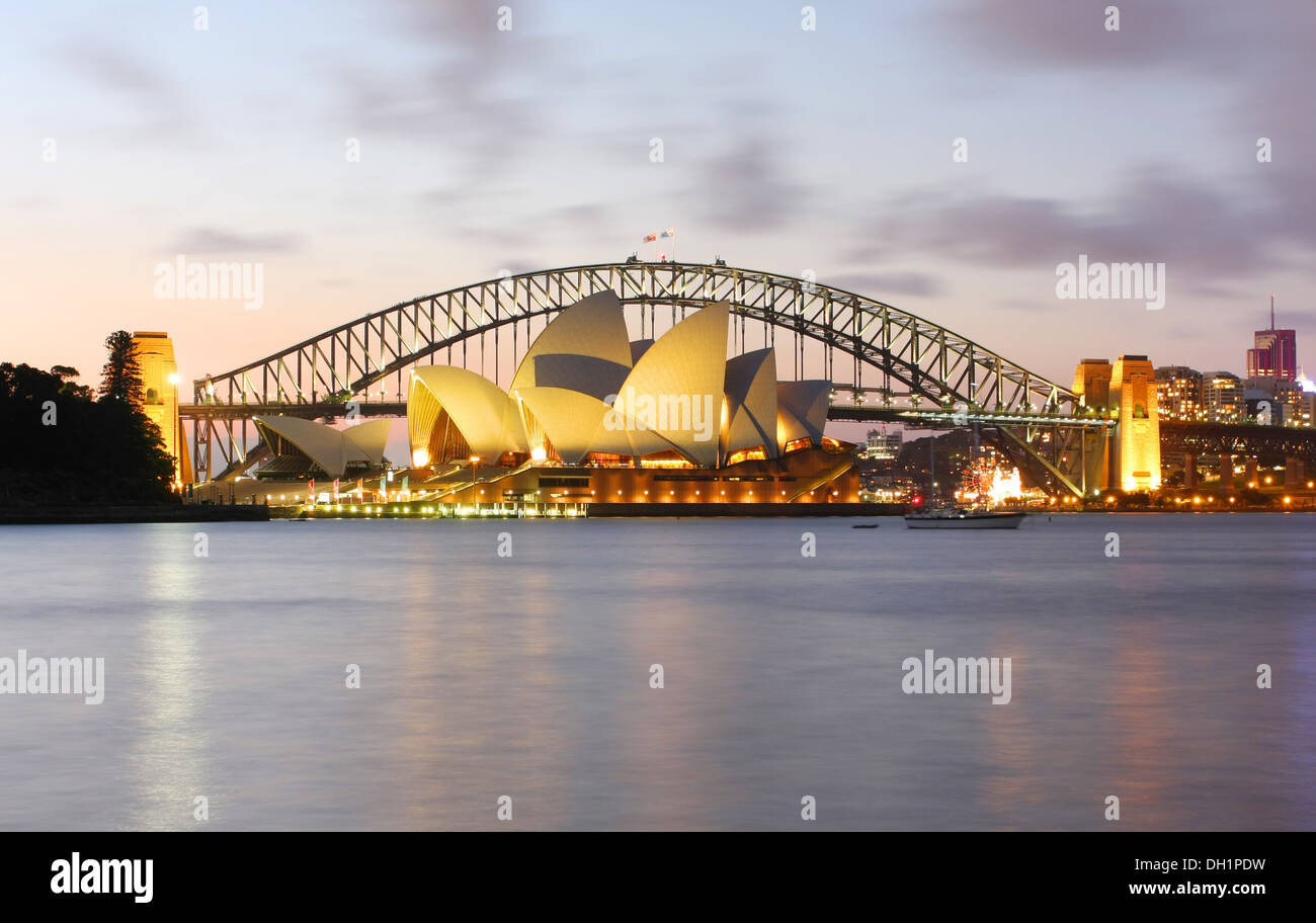 L'Opéra de Sydney et le Harbour Bridge en Australie Banque D'Images