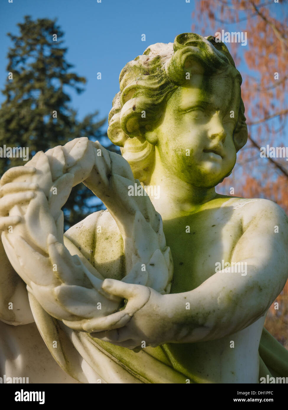 Chérubin dans le jardin de Soestdijk Palace en tenant une couronne aux Pays-Bas Banque D'Images