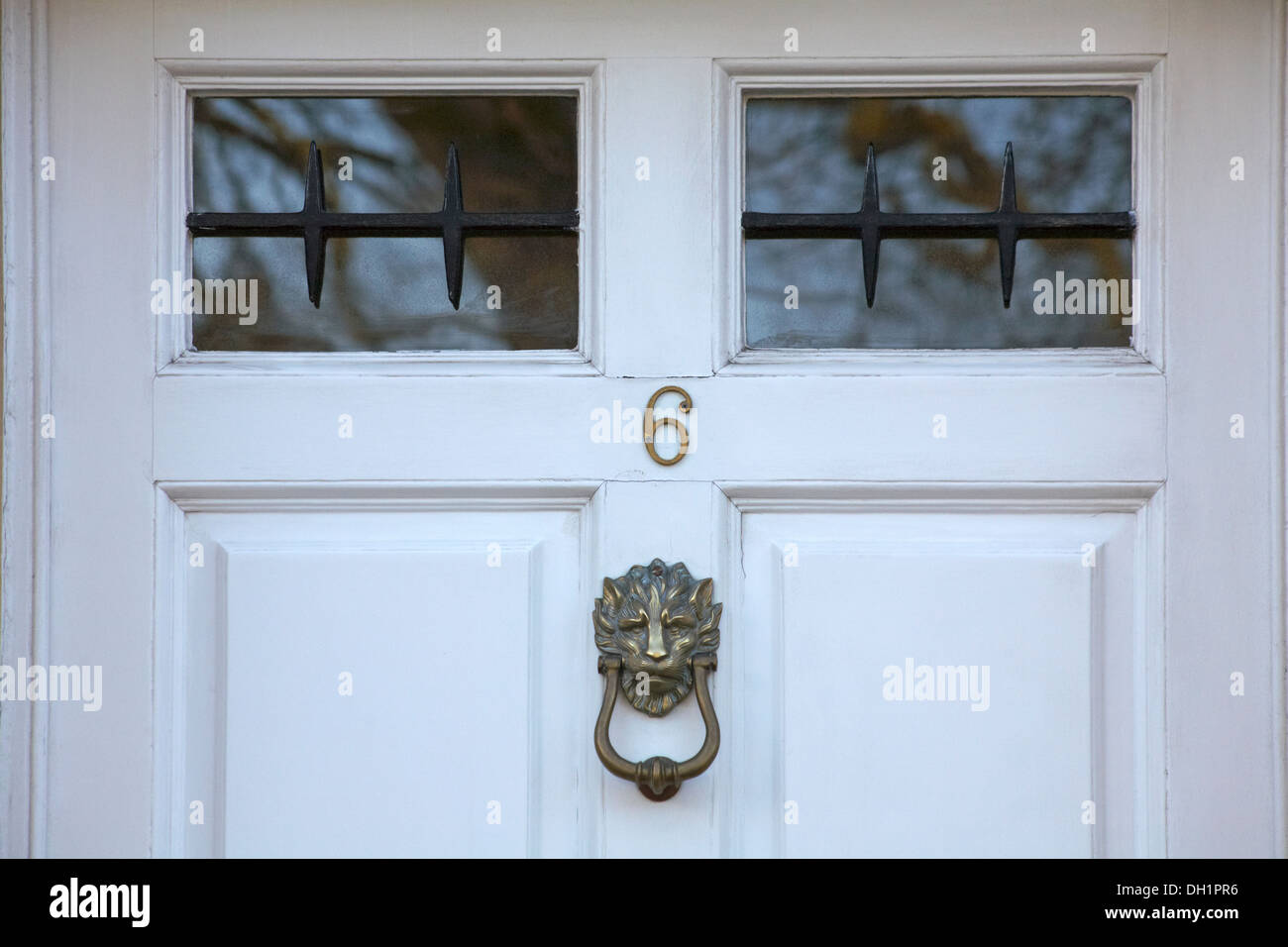 Maison n° 6 avec un knocker à tête de lion en laiton à Bath, Somerset Royaume-Uni en avril - knocker à tête de porte de lion Banque D'Images