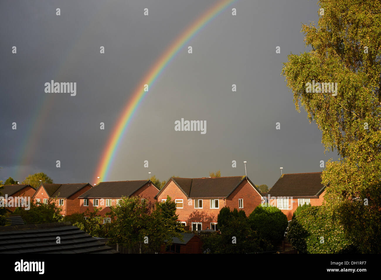 Chester, Royaume-Uni. 29 octobre 2013. Météo britannique. Des nuages sombres et des douches avec sunshine produire un arc-en-ciel au dessus des toits. Crédit : Andrew Paterson/Alamy Live News Banque D'Images