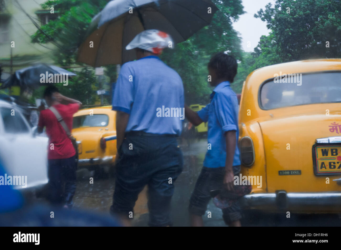 Les pluies de mousson People walking street Kolkata West Bengale Inde Asie Banque D'Images