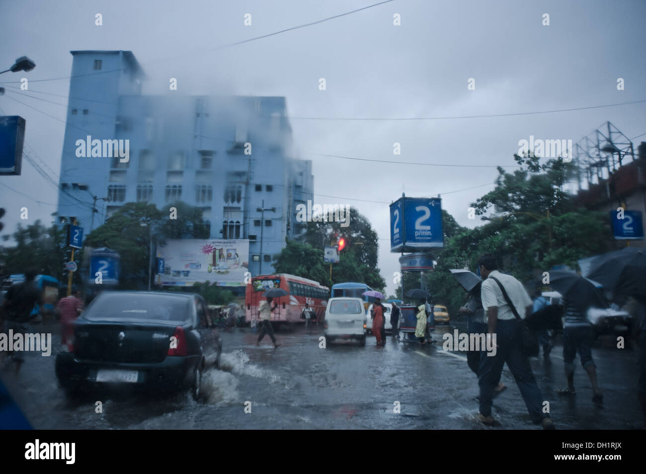 Les gens de la mousson en Asie Inde Calcutta voitures Banque D'Images
