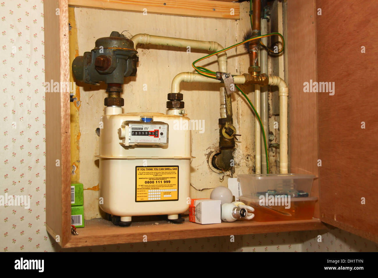 Compteur de gaz au Royaume-Uni en armoire avec ampoules stockées Banque D'Images