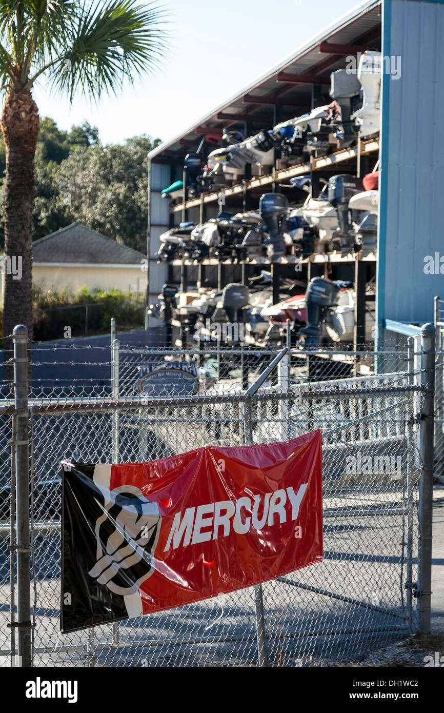 Mercury Marine logo sur banner et la vitesse des bateaux à moteurs moteurs hors-bord empilées en cale sèche dans un châssis en acier de construction métallique. Banque D'Images