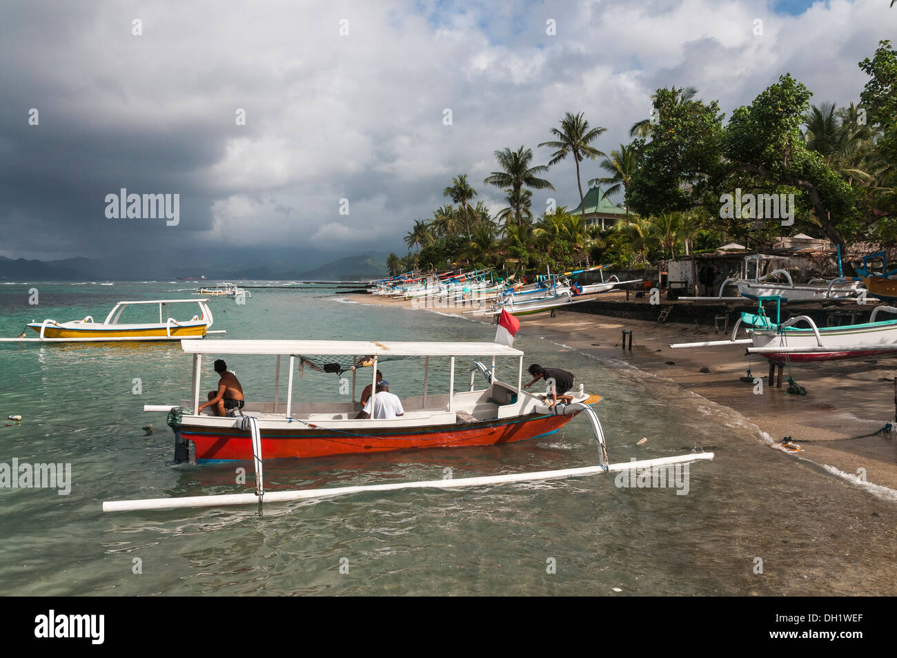 Bateaux de pêche sur la plage de Candi Dasa, l'Est de Bali, Indonésie. Banque D'Images