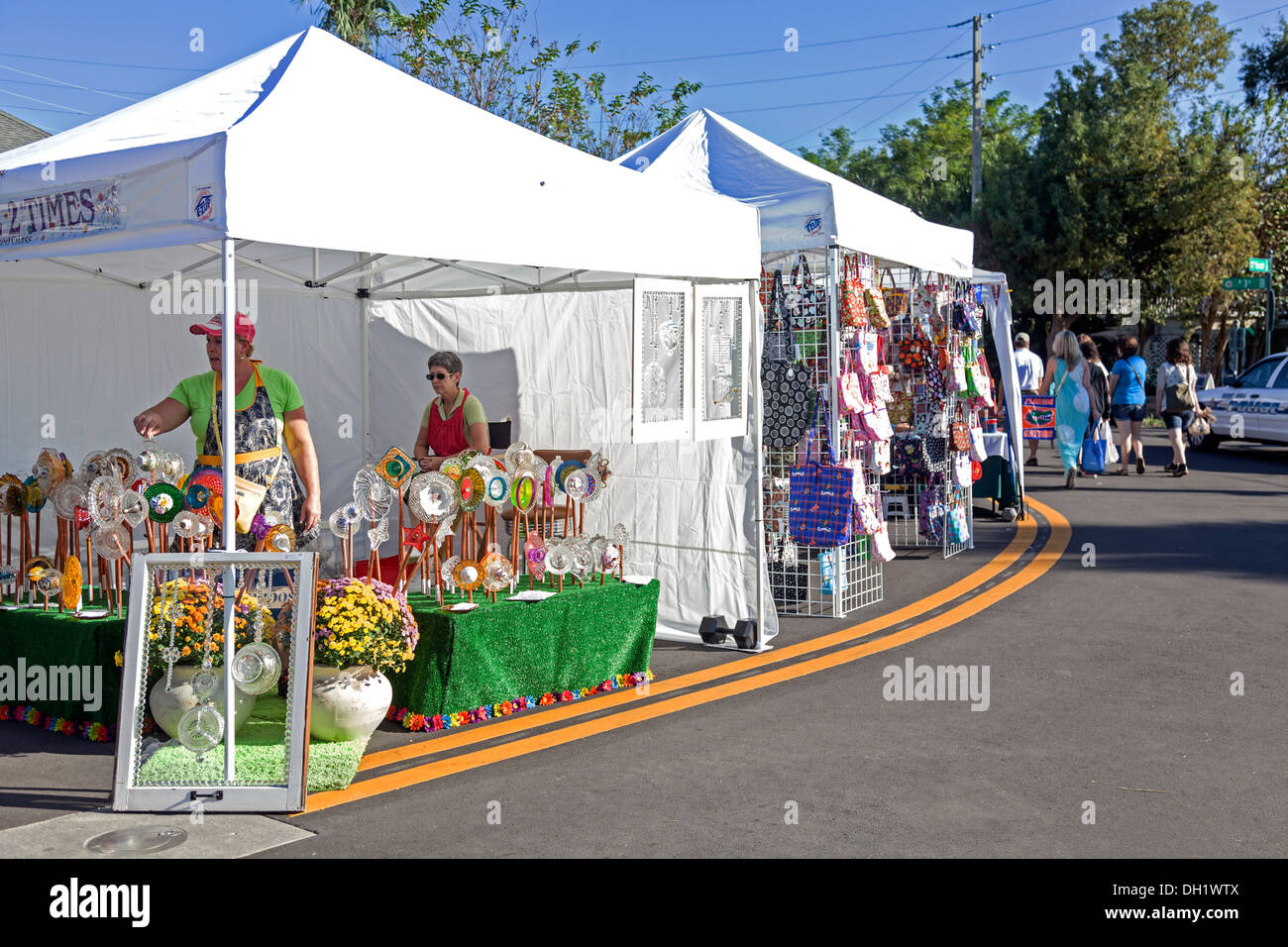 Deux dames marchands vendant du verre décoratif jardin art et l'artisanat de la Floride, à Mount Dora Festival Juste 2013. Banque D'Images