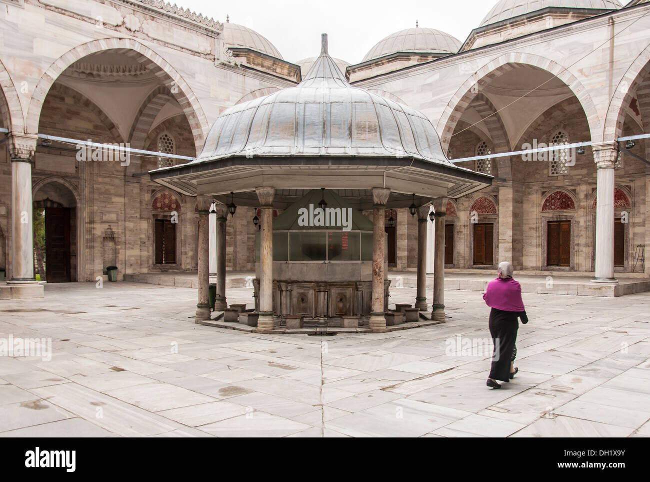L'intérieur de la cour dans une mosquée d'Istanbul, Turquie Banque D'Images