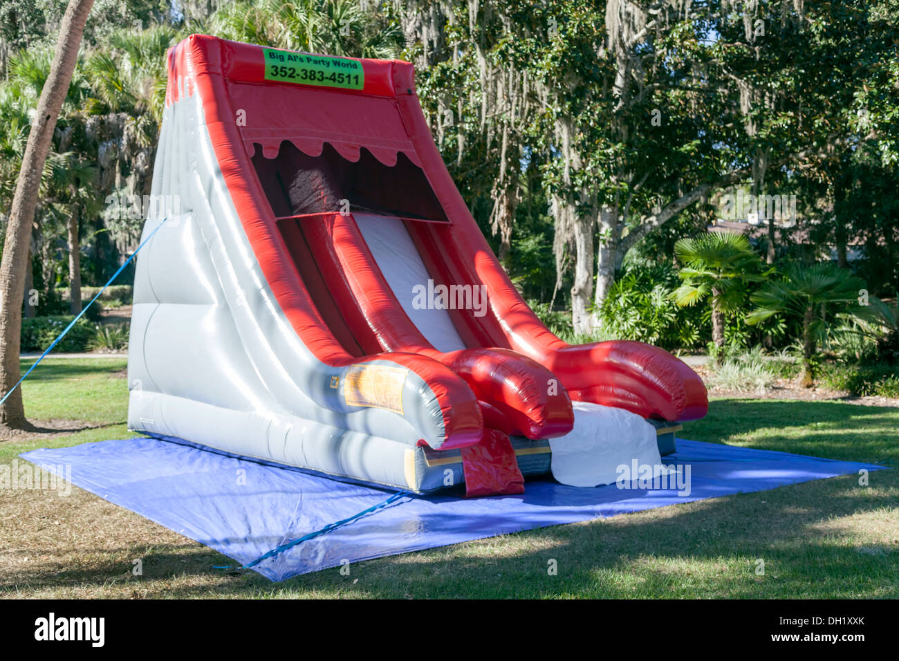 Diapositive gonflable mis en place dans un parc public à Mount Dora, en Floride. Banque D'Images