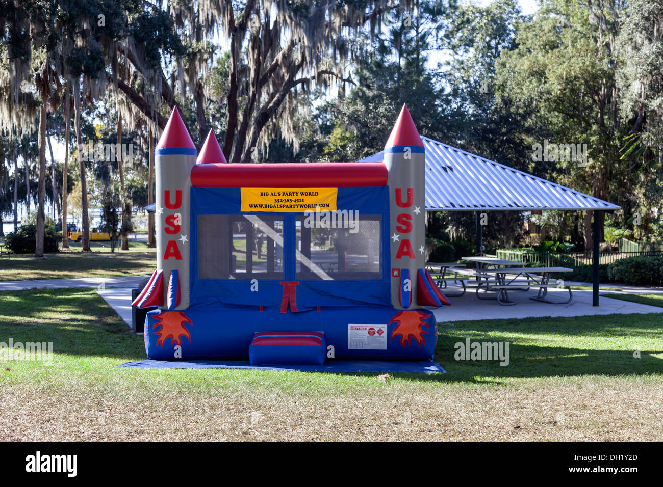 Roquettes USA gonflable bounce house jeu pour enfants mis en place à côté d'un abri pour pique-nique dans un parc public à Mount Dora, en Floride. Banque D'Images